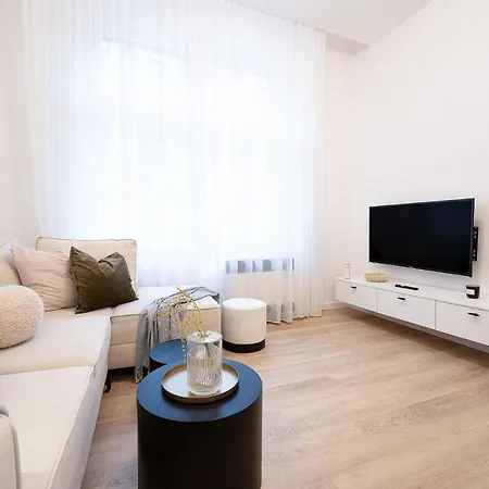 Modern 5 Min Wenceslas Square Apartment, Praga